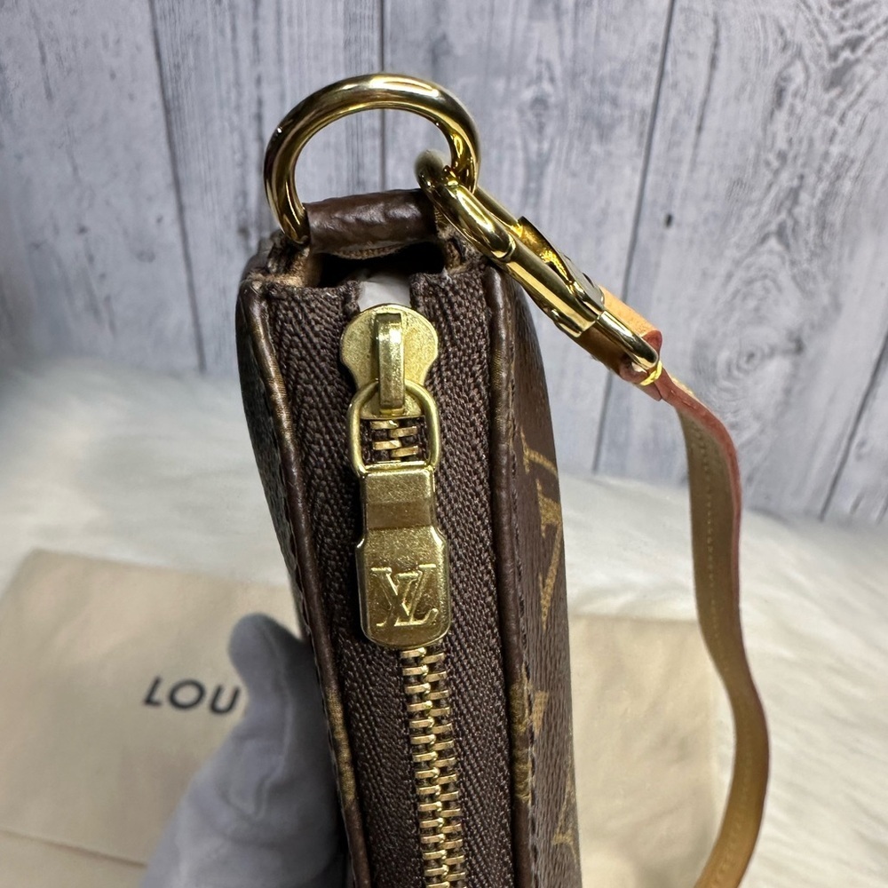 LOUIS VUITTON pochette accesory bag in monogram - Picture 9 of 17